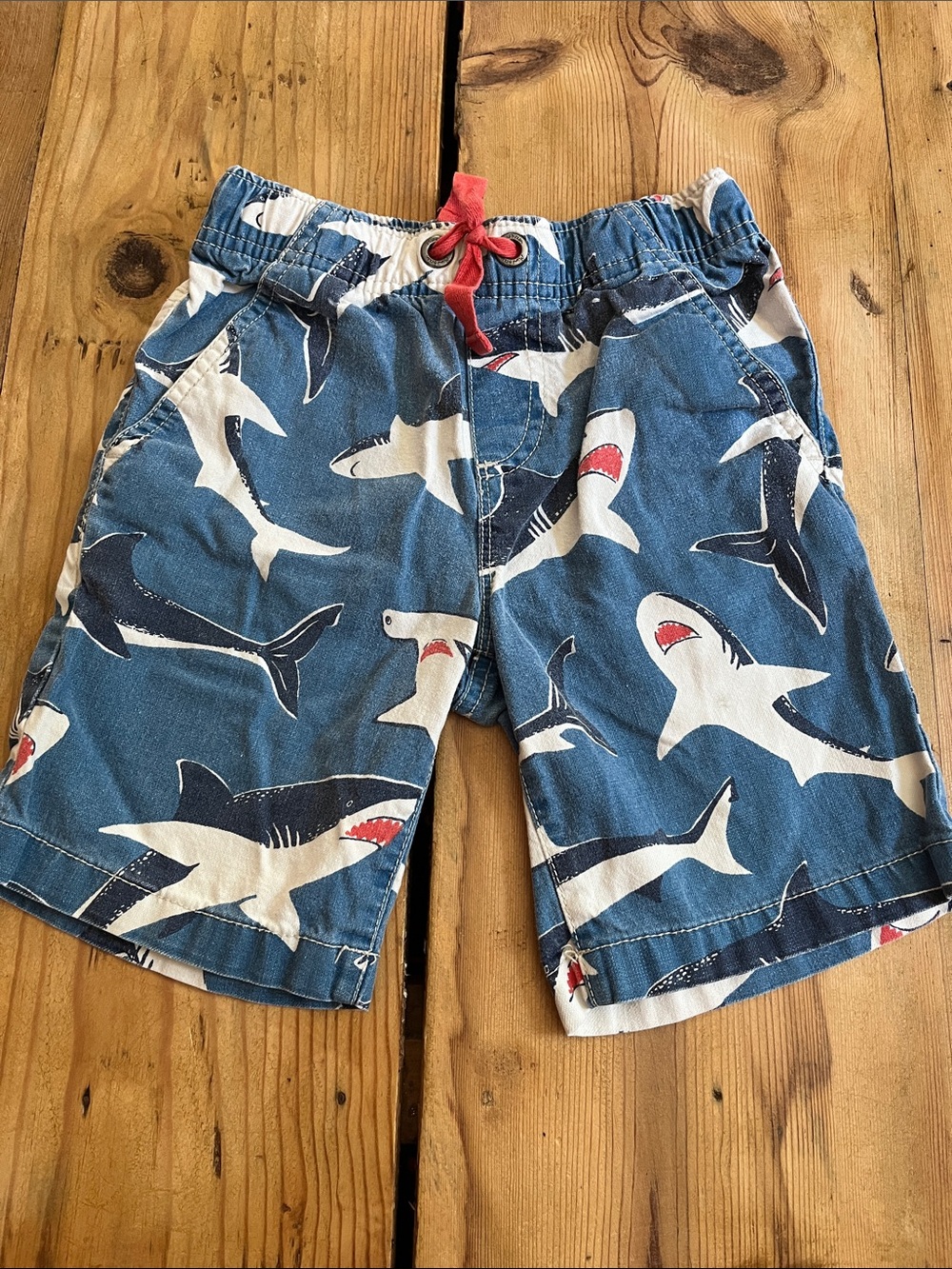 MINI BODEN 5 Blue Shark Print Shorts Bermudas